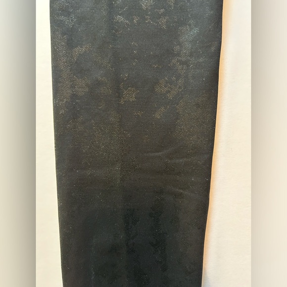 Noli large slightly glossy leggings in black with light camo pattern. - Picture 2 of 6